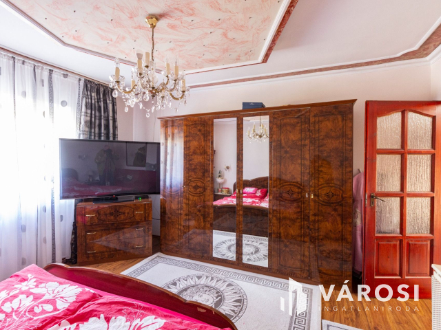 Ide bőröndel lehet költözni, berendezett.