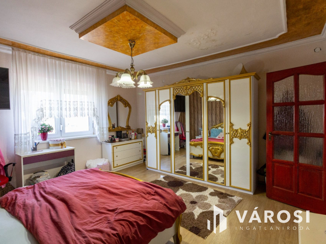 Ide bőröndel lehet költözni, berendezett.