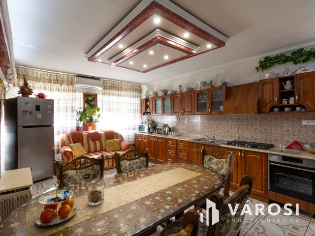 Ide bőröndel lehet költözni, berendezett.