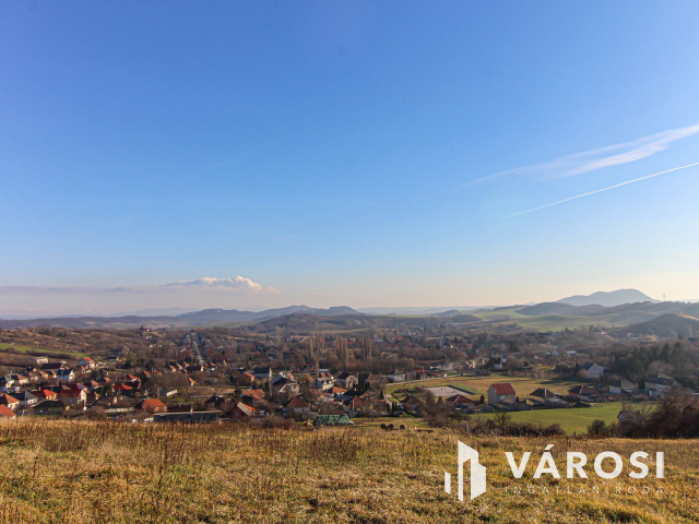 Panorámás építési telek Bajnán eladó