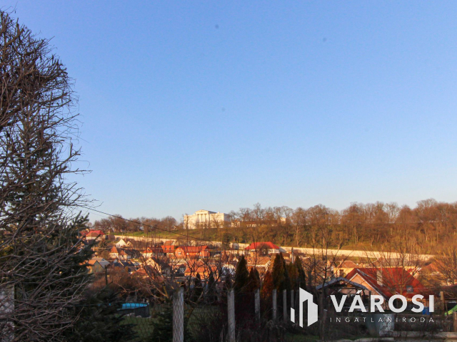 Panorámás építési telek Bajnán eladó