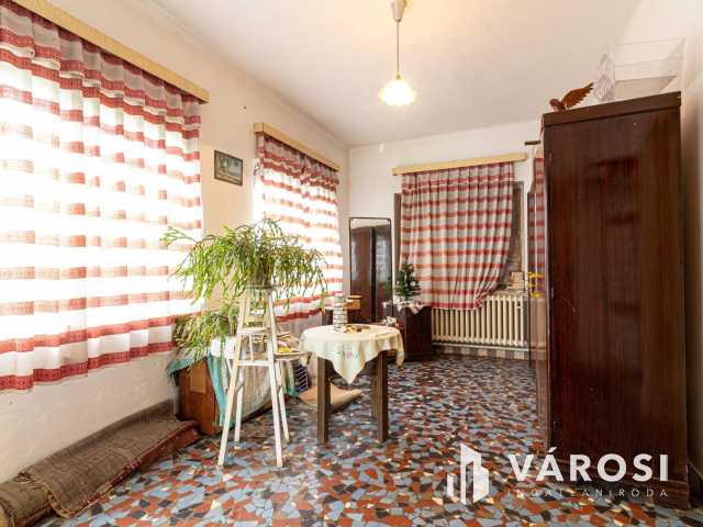 Hatalmas építési telek lakható épülettel Kerepesen!