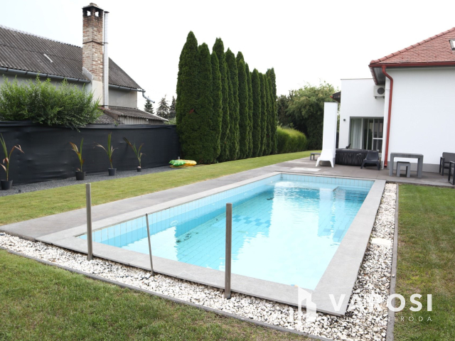 Medencés kényelem, kertvárosi környezetben!