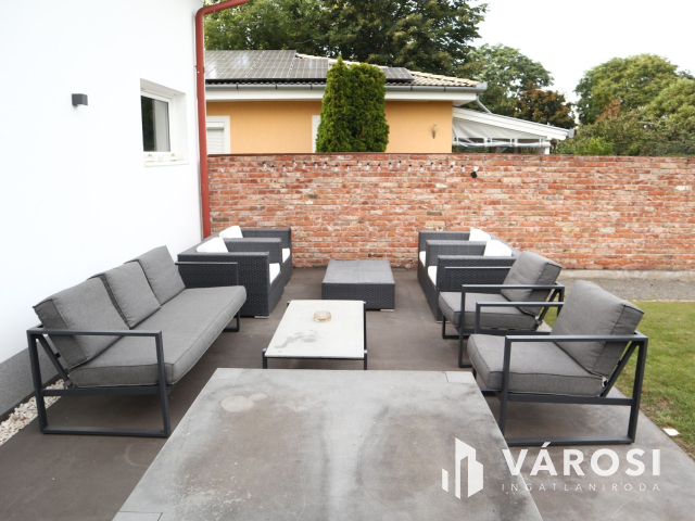 Medencés kényelem, kertvárosi környezetben!