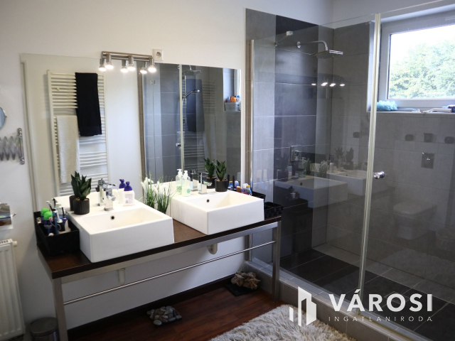 Medencés kényelem, kertvárosi környezetben!