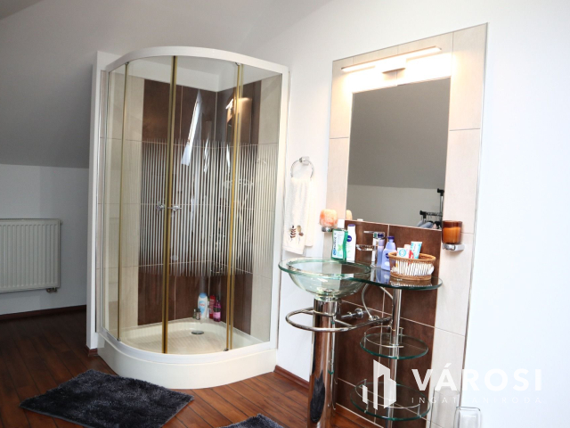 Medencés kényelem, kertvárosi környezetben!