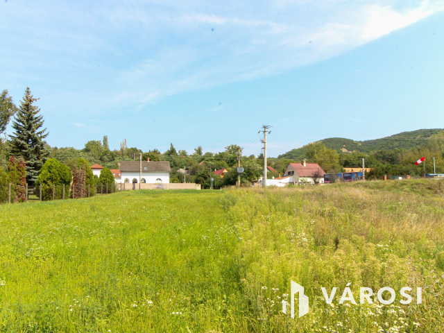 Építési telek engedélyekkel, tervekkel együtt eladó