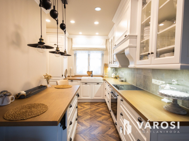 Mediterrán hangulatú ingatlan az Aranyparton