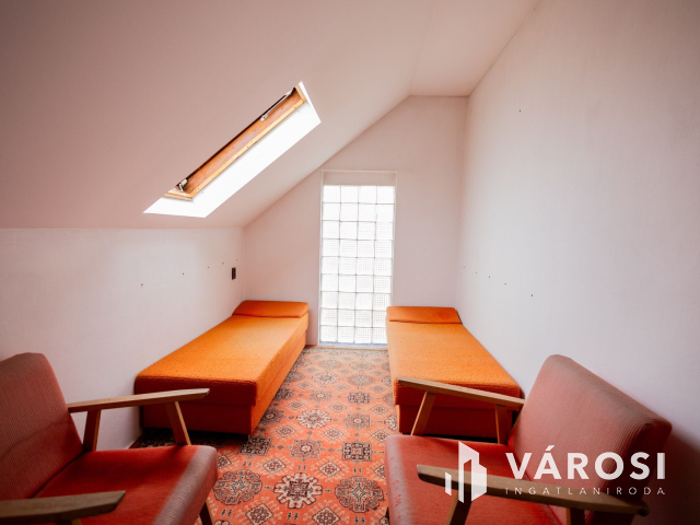 Jó lokáció, sok szoba, nagy telek