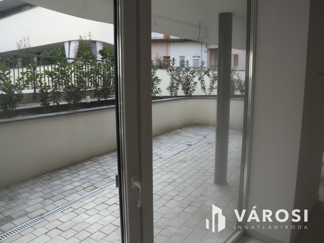 Új építésű, földszinti lakás a belvárosban!