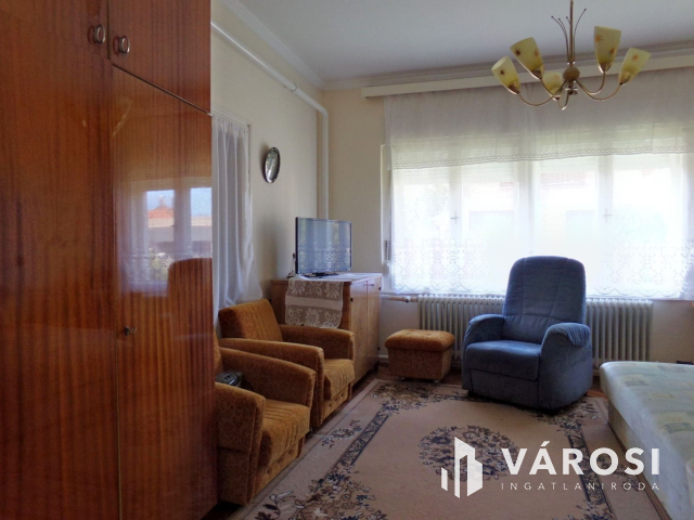 Gyulán belvárosi telek, két családi házzal eladó