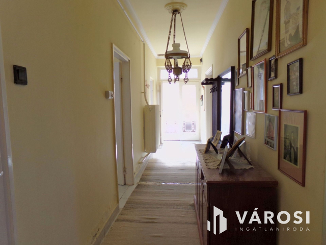 Gyulán belvárosi telek, két családi házzal eladó