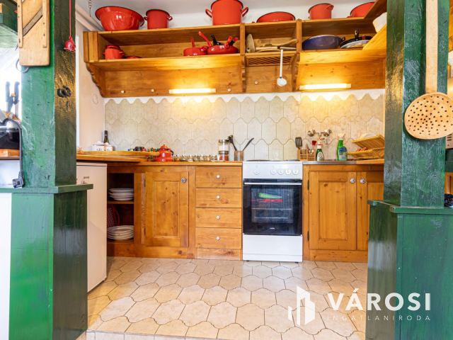 5700 m2-es telek nagy házzal, melléképületekkel Ladánybenén!