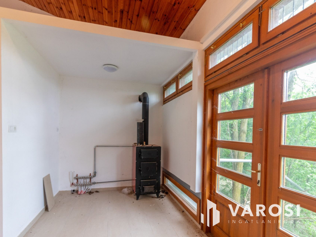 Korszerű épülettel ipari terület eladó!