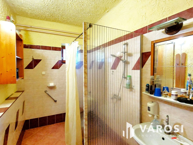 Toszkán hangulatú VíZPARTI HÁZ fürdőövezetben, napelemekkel