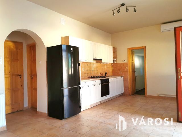 Családi ház + 3 lakás kiváló környéken eladó!