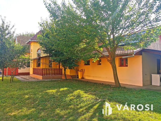 Családi ház + 3 lakás kiváló környéken eladó!