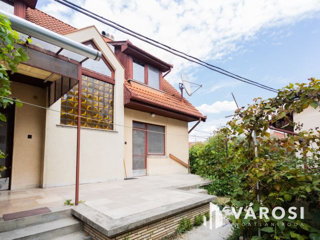 Jó szerkezetű kétgenerációs ház a Fürdőövezetben