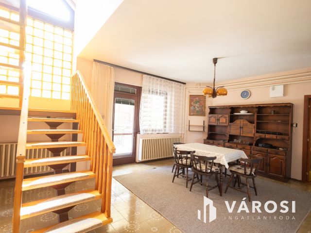 Jó szerkezetű kétgenerációs ház a Fürdőövezetben