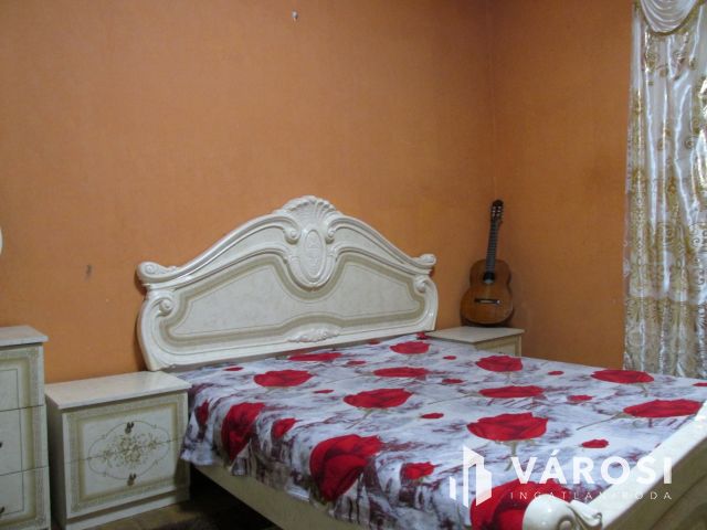 Egy ingatlan két lakrésszel csendes helyen