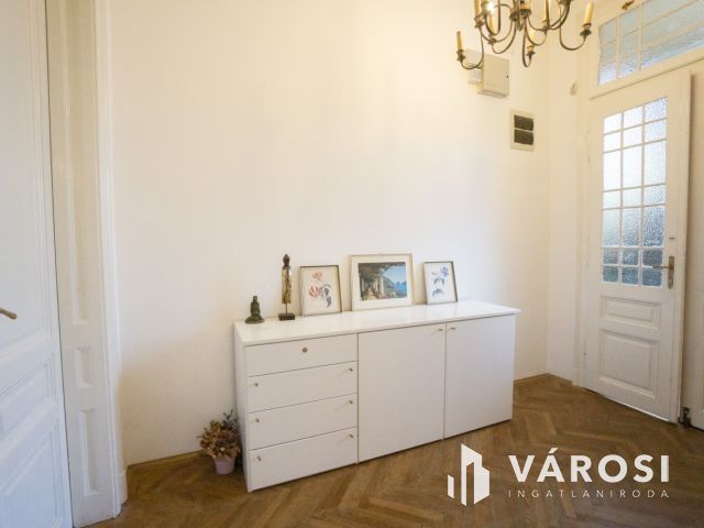 Nagypolgári villa jellegű ház, két önálló lakással