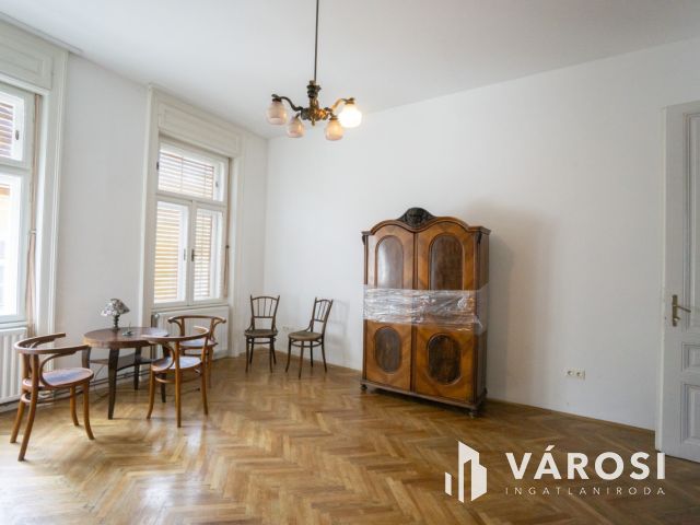 Nagypolgári villa jellegű ház, két önálló lakással