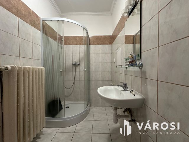 Belvárosban 49 nm-es, utcai bejáratos iroda kiadó!