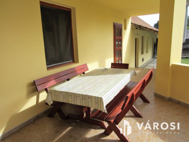 Felújított, belvárosi, polgári ház, hatalmas terasz, garázs!