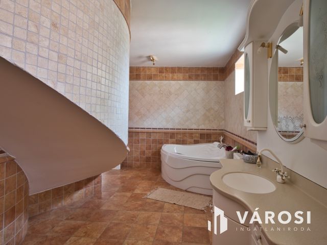 Újszerű családi ház, dupla garázzsal, gyönyörű udvarral