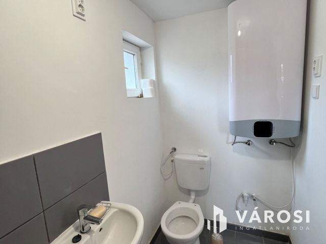 Debreceni csinos kis ház, aszfalt és busz közelében eladó!