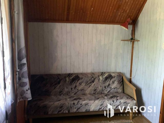 Tiszalökön, közvetlen a Tisza parton nyaraló eladó!