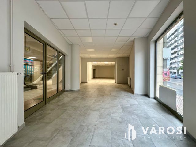 Salgó Center földszintjén, utcai bejáratos üzlet kiadó!
