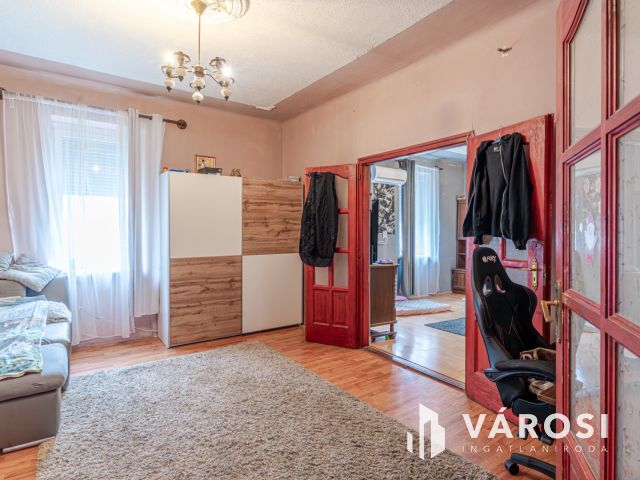 A tavasz hírnöke  - tégla lakás -