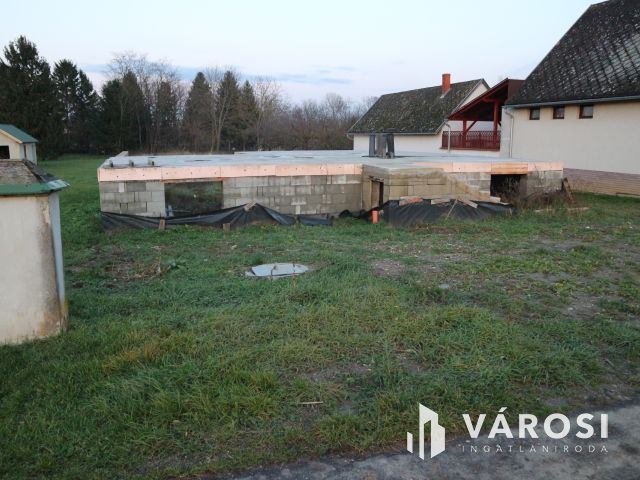 Egyházashollós házalap készen 120m2 közművekkel telek1800m2