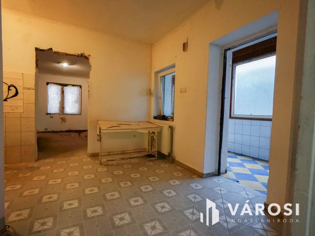 Felújítandó családi ház Tahitótfalu központi részén!