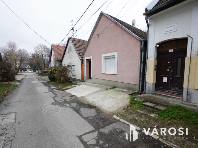 Felújítandó családi ház Tahitótfalu központi részén!