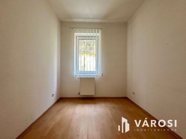 Alkotmány úton földszinti, utcai bejáratos iroda kiadó!