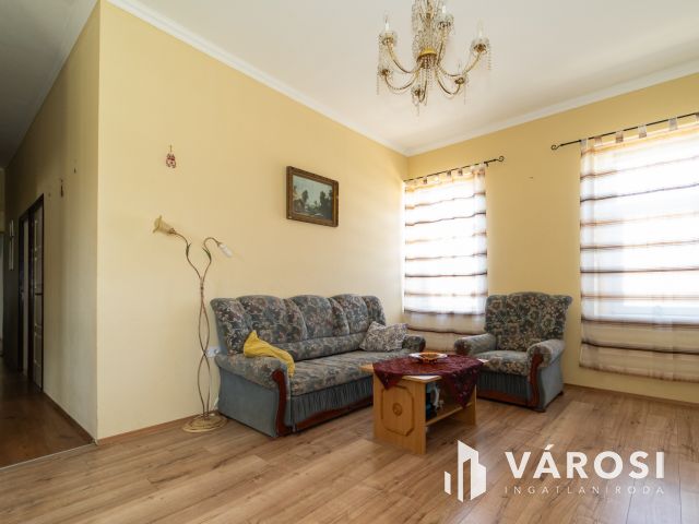 Vámospércs jó részén 5 szoba nappalis családi ház eladó!