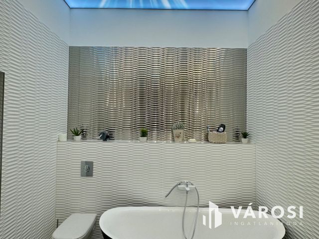 Zeneakadémiával szemben luxuslakás eladó!