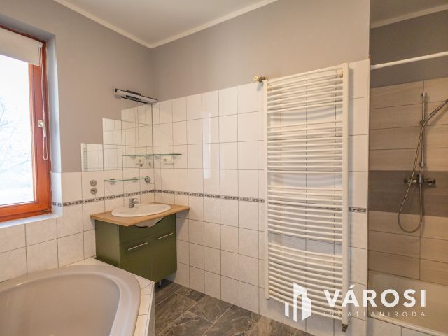 Kéznél a város, közel az autópálya – ideális lokáció