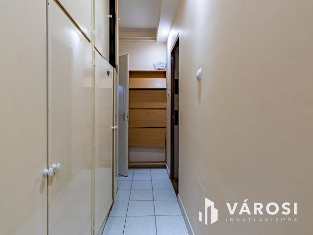 Nagy Lajos király útján, földszinti panellakás eladó