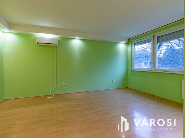 Nagy Lajos király útján, földszinti panellakás eladó