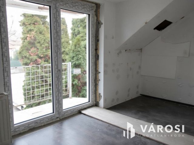 Lehetőségek tárháza! 2 szintes családiház üzlethelységgel