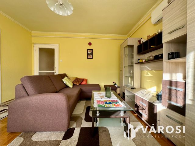 Besztercén 3. emeleti, felújított, erkélyes lakás eladó!