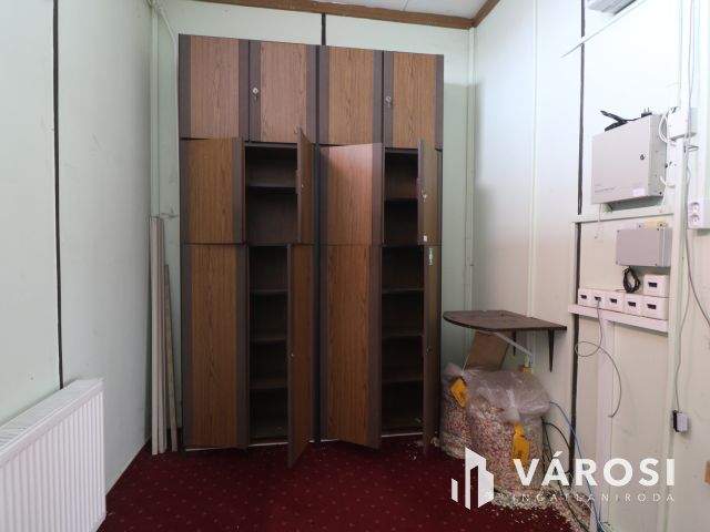 Szentmihály-telek elején üzlethelyiség, / iroda/ eladó.