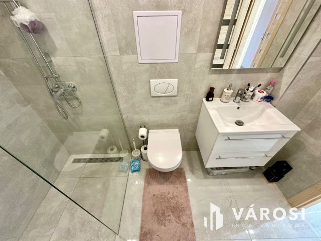 Szerpentin út felső részén felújított lakás eladó!