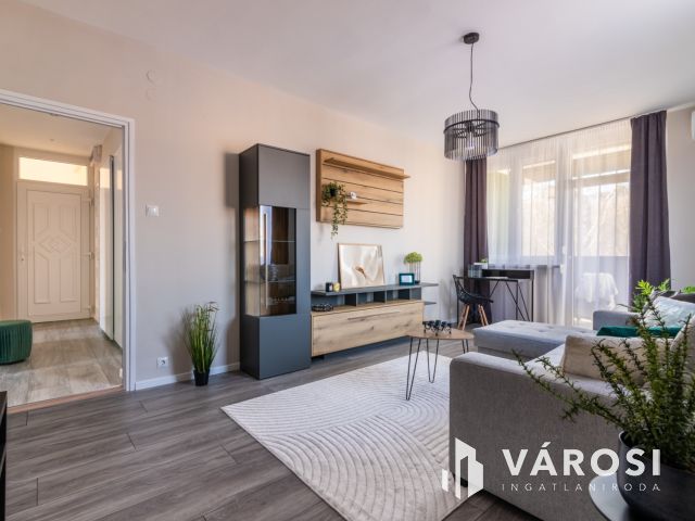 Felújított, belvárosi, azonnal költözhető