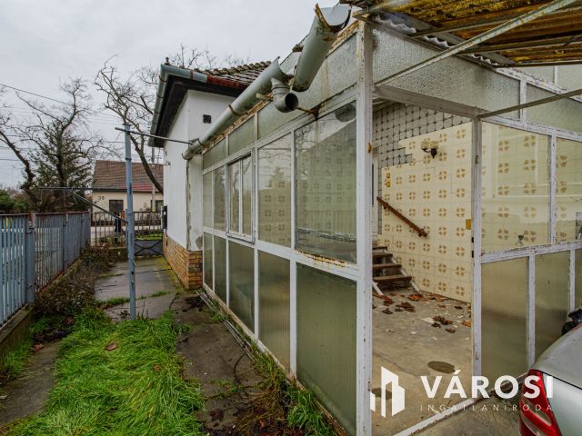 Méretes telek a füvészkert közelében