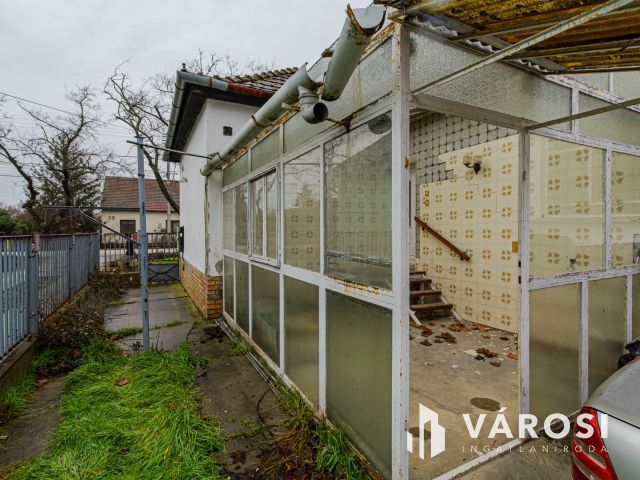 Méretes telek lakóházzal a füvészkert közelében 2