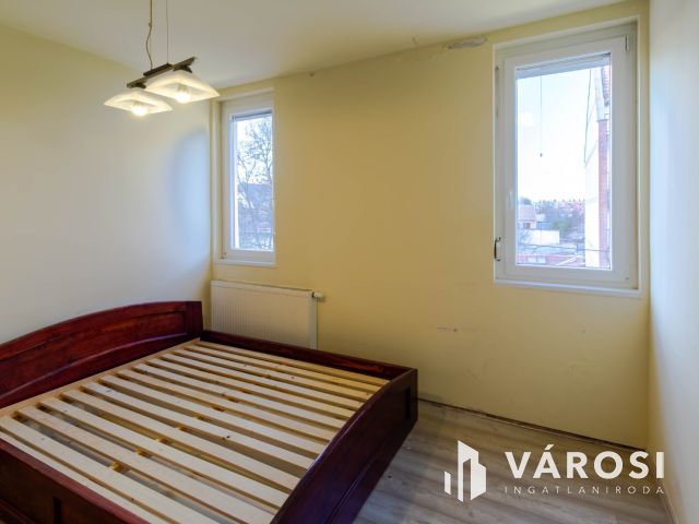 Jó elrendezés a TIK mellett és a belváros határán